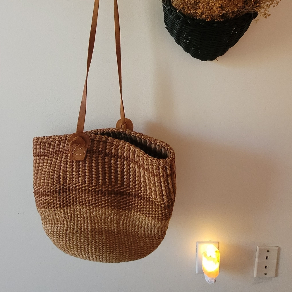 Vintage 1970's bucket style handbag